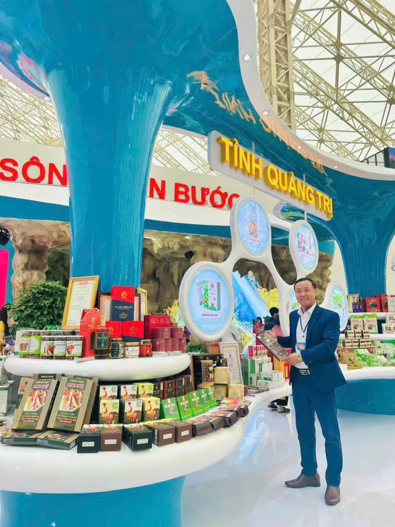 Giám đốc HTX đũa gỗ Quảng Thuỷ cùng sản phẩm của mình tại gian trưng bày sự kiện diễn ra tại Hà Nội (Ảnh: Nhân vật cung cấp)